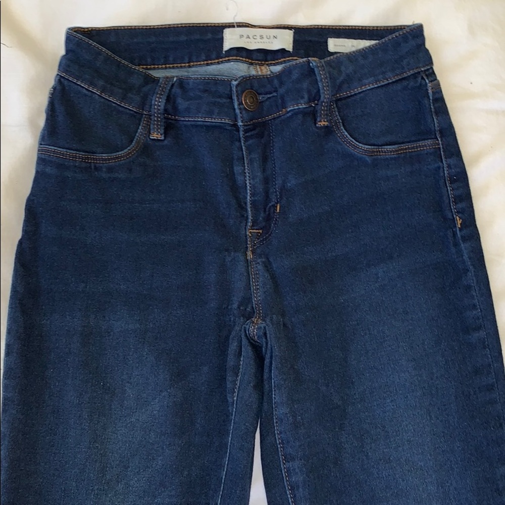 Dark wash, no rip skinny jeans